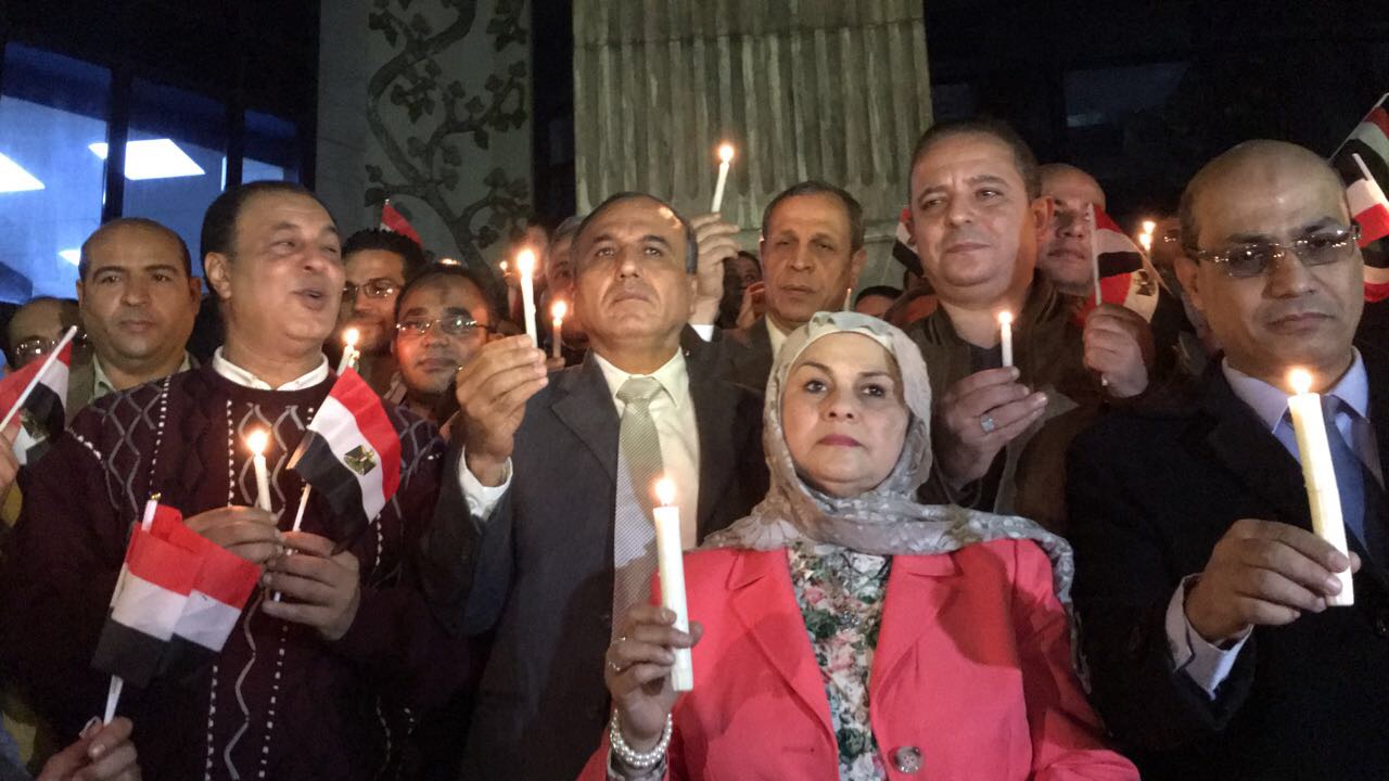 بالصور عبد المحسن سلامة في وقفة بالشموع بنقابة الصحفيين:  كارثة مسجد الروضة الأبشع إنسانيا في تاريخ مصر